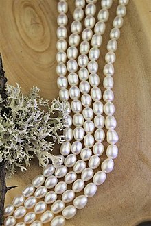 Minerály - perly 8-9mm , prírodná perla-cena za celú šnúru - 14999976_