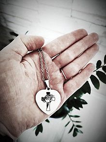 Náhrdelníky - Prívesok s retiazkou v tvare srdca s gravírovaním obrázkom krížu Ježiša - 14999198_