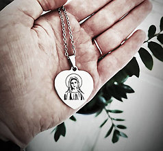 Náhrdelníky - Prívesok s retiazkou v tvare srdca s gravírovaním obrázkom Panny Márie - 14999200_