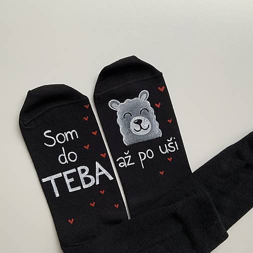 Maľované ponožky s nápisom: "Som do teba / až po uši" (čierne s lamou)