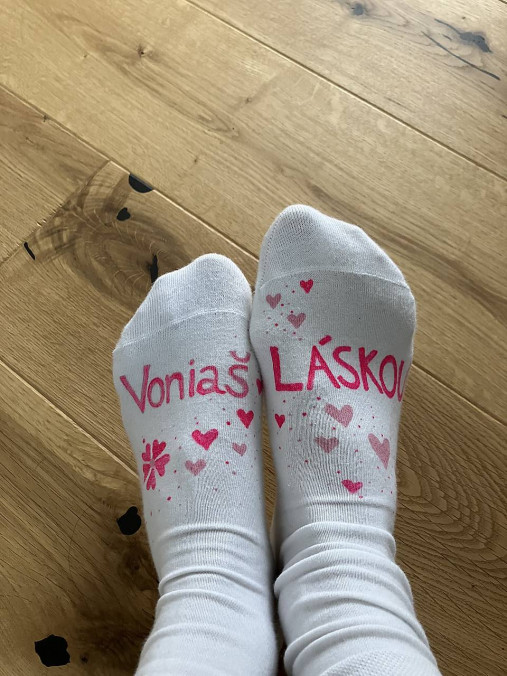 Maľované ponožky s nápisom “Voniaš láskou”