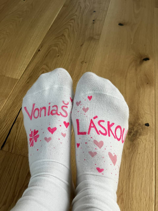 Maľované ponožky s nápisom “Voniaš láskou”