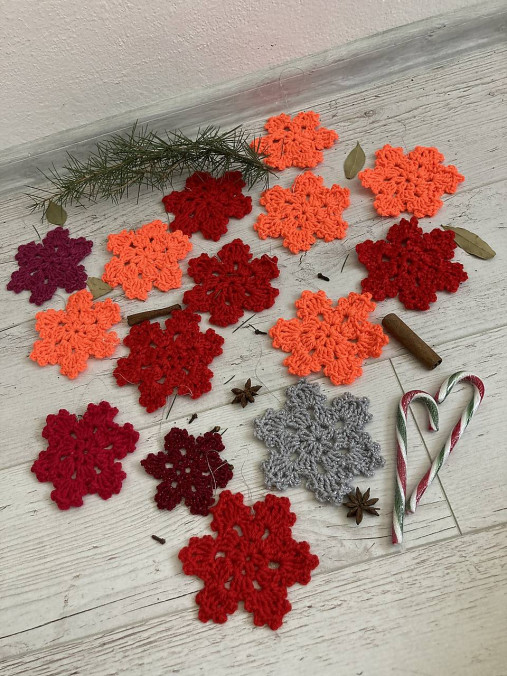 Dekorácie - závesná VLOčKA  háčkovaná - 15005760_