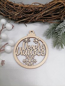 Dekorácie - Vianočná ozdoba - prírodná guľa s vyrezávaným textom veselé Vianoce - 15013534_