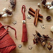 Dekorácie - Vianočné ozdoby na stromček - macrame strapec s ručne vypaľovanou korálkou - 15014361_