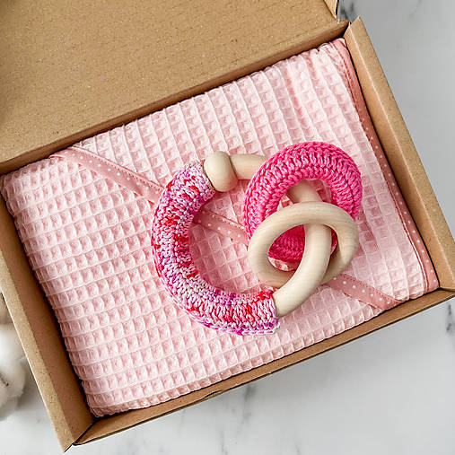 Detský textil - Krabička k narodeniu bábätka - ružová (S hrkálkou) - 15021377_