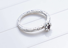 Prstene - Strieborný prsteň so zafírom - 15019702_
