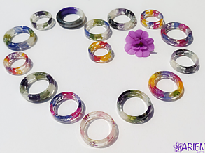 Prstene - Dúhový prsteň s lupienkami kvetov - 15020218_