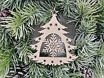 Dekorácie - Vianočná prírodná ozdoba na stromček z preglejky stromček - 15024654_