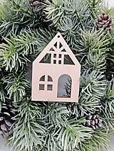 Dekorácie - Vianočná prírodná ozdoba na stromček z preglejky domček - 15024849_