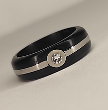 Prstene - Ebenový prsteň so Swarovského krištáľom a oceľou - 15028712_
