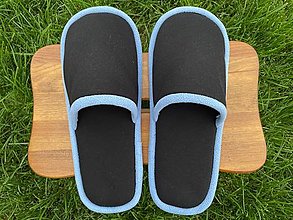 Ponožky, pančuchy, obuv - Čierne bavlnené papuče s modrým lemom  - 15029006_