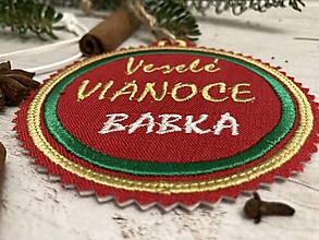 Dekorácie - Veselé VIANOCE " BABKA" (červený podklad / kožená šnúrka) - 15031357_