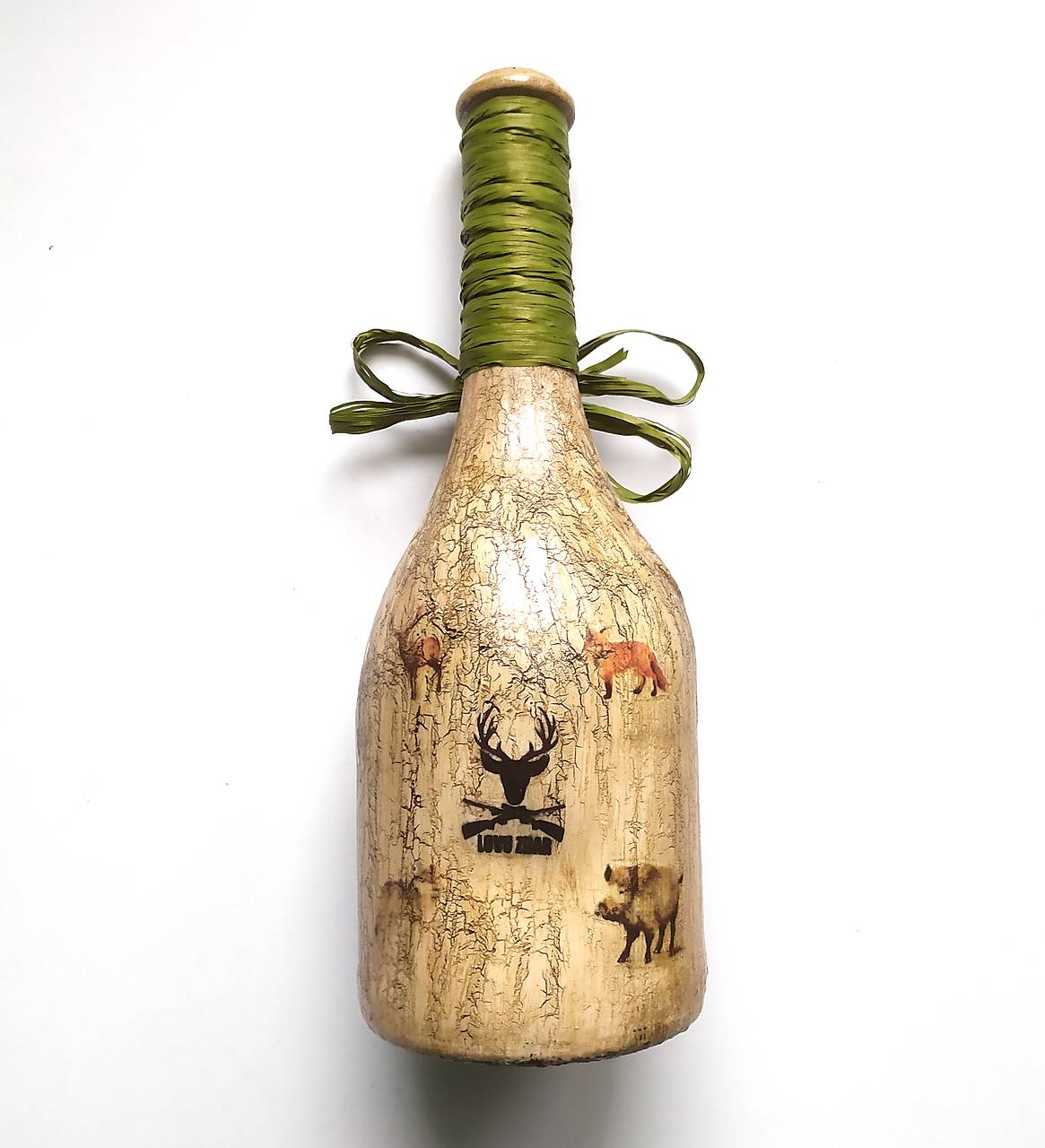 Víno v dekorovanej flaši, poľovnícky motív