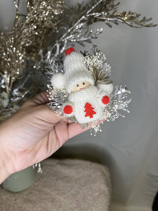 Veselá vianočná brošnička "úsmev ako dar" -biely svetrík