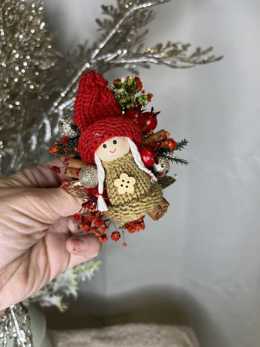Veselá vianočná brošnička "úsmev ako dar" - okrový svetrík