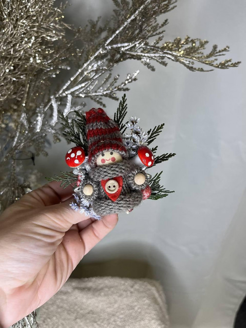 Veselá vianočná brošnička "úsmev ako dar" - sivý svetrík
