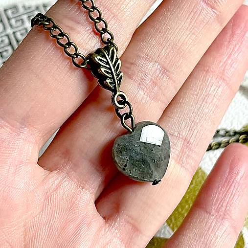Náhrdelníky - Labradorite Heart Bronze Pendant / Prívesok brúseným labradoritom v tvare srdca P100 - 15037119_