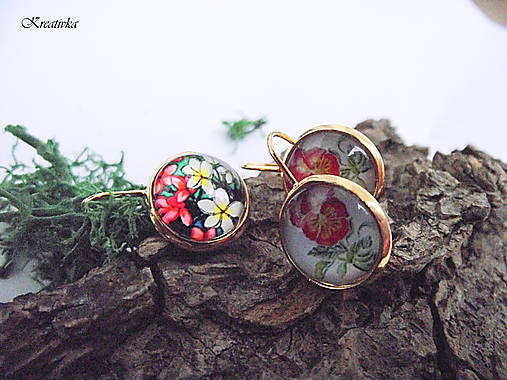 Náušnice - Biely kvet a fialka.....(sklený kabošon) - 15036817_