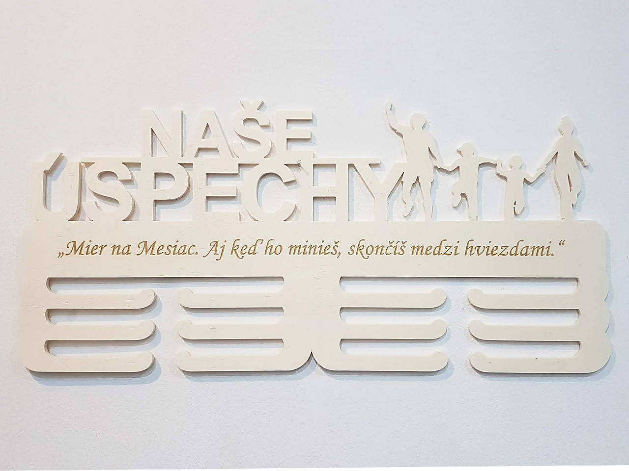 Drevený držiak na medaily naše úspechy s laserovaním 45cm