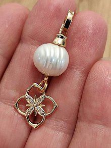 Náhrdelníky - Prívesok riečna perla (S kvetom - dĺžka 4,5 cm) - 15036094_