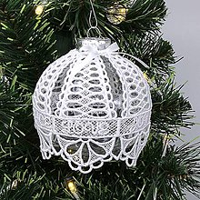 Dekorácie - Luxusná vyšívaná vianočná guľa, vzor 6 (Strieborno biela) - 15038760_