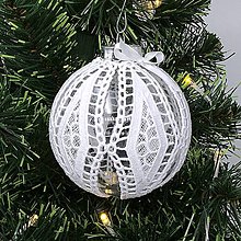 Dekorácie - Luxusná vyšívaná vianočná guľa, vzor 9 (Strieborno biela) - 15038794_