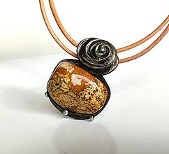 Náhrdelníky - Cínový šperk s minerálom - Ulitka - 15043164_