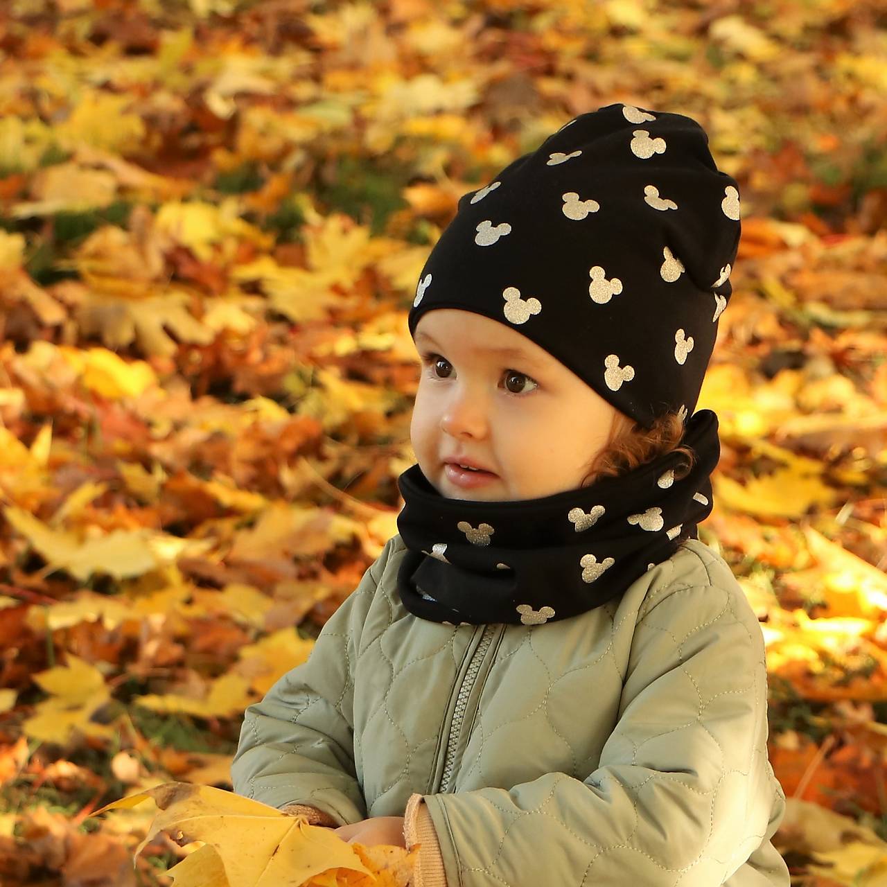 Hlávky na čiernej úpletová čiapka, nákrčník alebo set