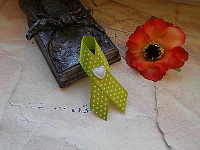 Svadobné pierka - svadobné pierka zelené s puntíkmi (s plastovým srdiečkom) - 15045392_