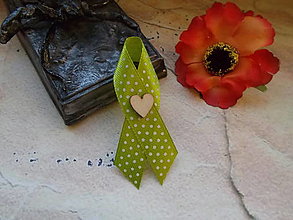 Svadobné pierka - svadobné pierka zelené s puntíkmi (s dreveným srdiečkom) - 15045396_