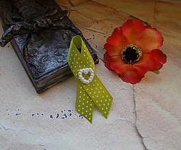 Svadobné pierka - svadobné pierka zelené s puntíkmi (s perličkový srdiečkom) - 15045397_