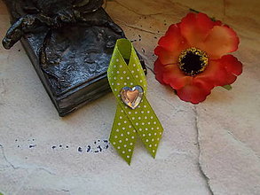 Svadobné pierka - svadobné pierka zelené s puntíkmi (so skleneným srdiečkom) - 15045398_