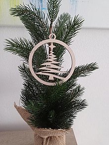 Dekorácie - Vianočná guľa s vianočný stromčekom - 15048345_