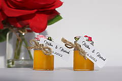 Prázdne dekorované fľaštičky na vlastné medíky pre svadobných hostí