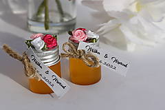 Darčeky pre svadobčanov - Prázdne dekorované fľaštičky na vlastné medíky pre svadobných hostí - 15048655_