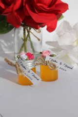 Darčeky pre svadobčanov - Prázdne dekorované fľaštičky na vlastné medíky pre svadobných hostí - 15048656_