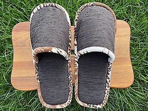 Ponožky, pančuchy, obuv - Hnedé papuče so strakatým lemom - 15048911_