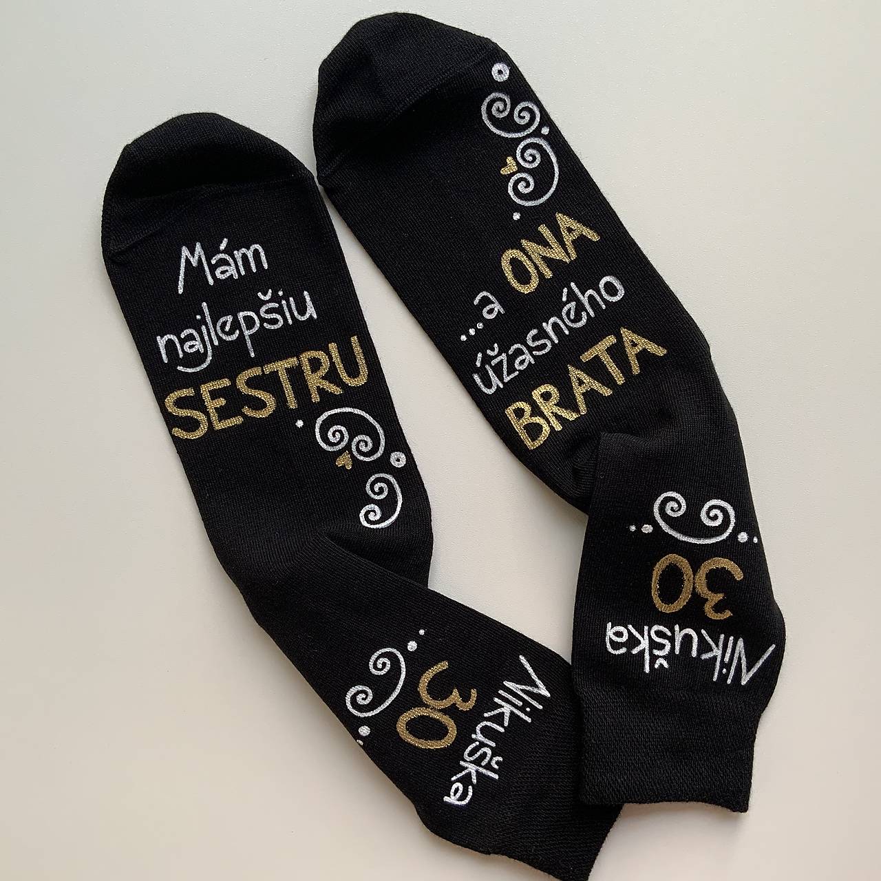 Maľované čierne ponožky k sestriným narodeninám