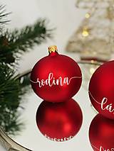 Dekorácie - Červená matná vianočná guľa s menom (červená matná guľa so zlatým písmom) - 15047318_