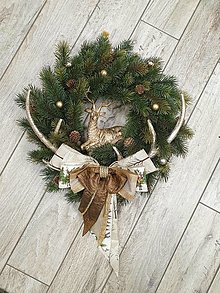 Dekorácie - Vianočný veniec so zlatým jeleňom - 15051650_