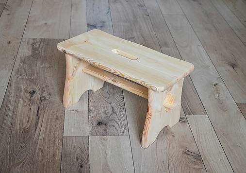 drevený stolček/okerlík