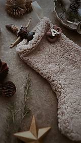 Dekorácie - Vianočná čižmička “Pretzel” (S tmavočerveným praclíkom a písmenkom) - 15056102_