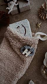 Dekorácie - Vianočná čižmička “Pretzel” (S tmavozeleným károvaným praclíkom a písmenkom) - 15056104_