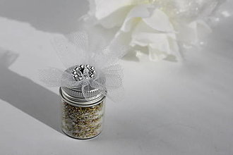 Darčeky pre svadobčanov - Prázdne dekorované fľaštičky ako svadobné menovky (so striebornou kvetinkou) - 15061545_