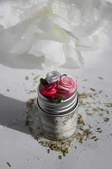 Darčeky pre svadobčanov - Prázdne dekorované fľaštičky ako svadobné menovky (s ružičkami) - 15062165_