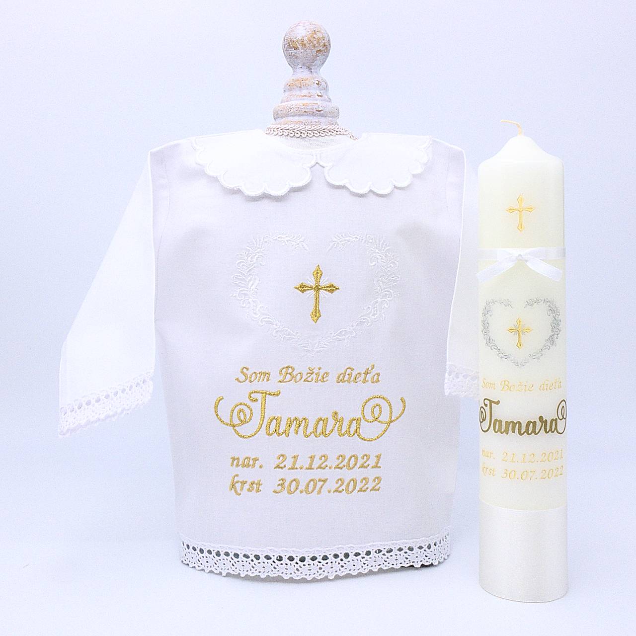 Zlato biela košieľka na krst s ornamentovým srdiečkom a krížikom s čipkovým lemovaním