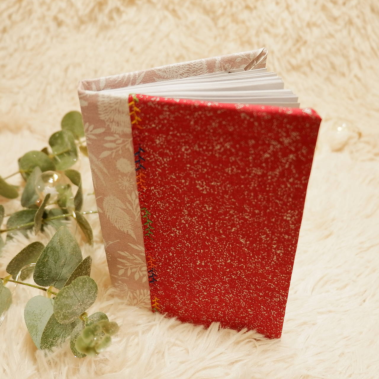 Diár  na rok 2026 TÝŽDENNÝ (A6 týždenný - Červená s ružovým papradím)