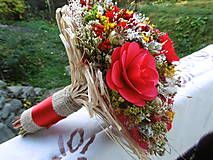Dekorácie - Kytica z červených drevených ruží - 15068901_