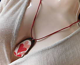Náhrdelníky - drevený prívesok srdce na koži - 15073098_